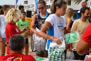 Alberto Rdríguez e Isabel Navarro triunfan en la XVII Travesía a Nado de Salinetas (Foto TA)